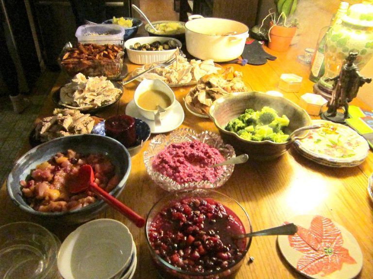 Friendsgiving Ideas: Potluck, Restaurant and Easy Hosting Plans